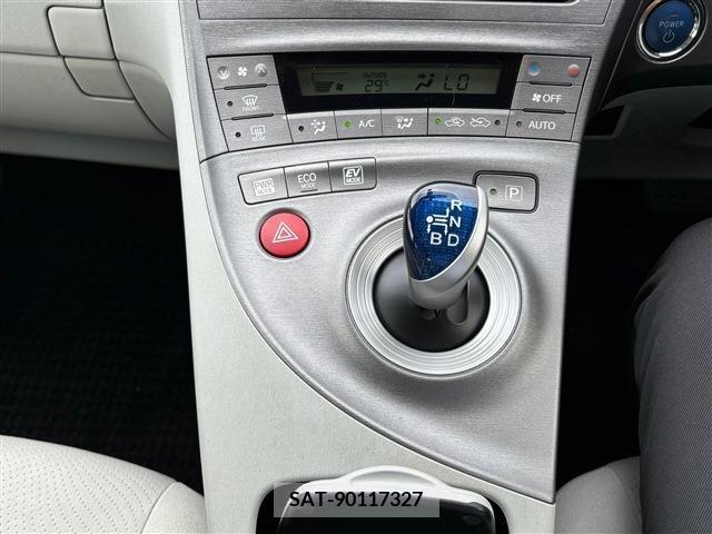 Toyota PRIUS 2015-07 233655-24