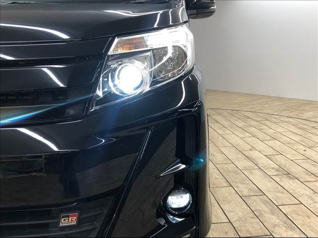 Toyota NOAH 2017-12 15741-19