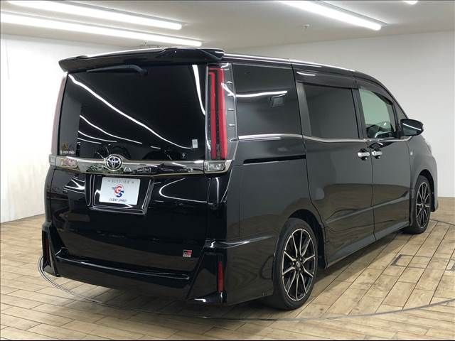 Toyota NOAH 2017-12 15741-16
