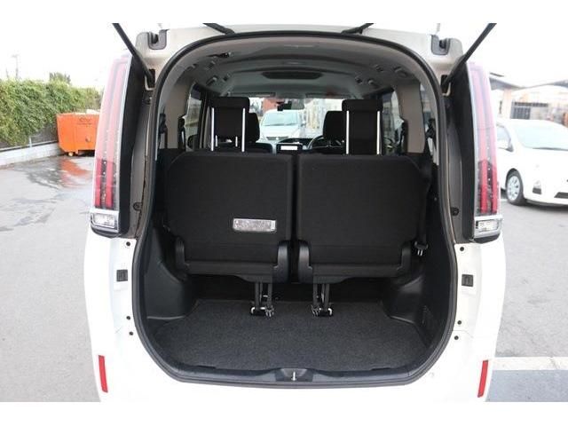 Toyota NOAH 2018-06 183978-9
