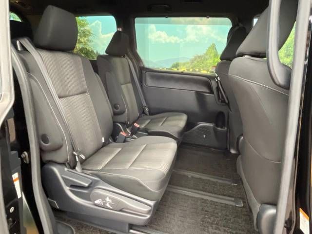 Toyota VOXY 2019-04 182253-9