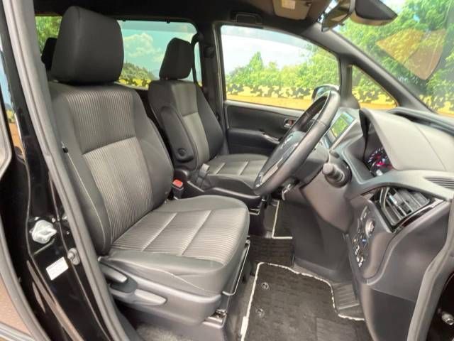 Toyota VOXY 2019-04 182253-8