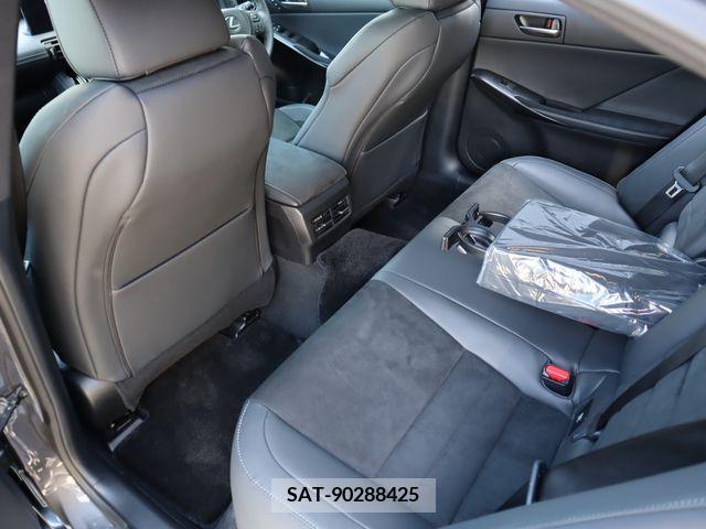 Lexus IS 2023-07 275522-11
