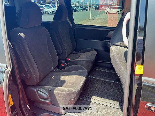 Toyota VOXY 2013-07 370355-9