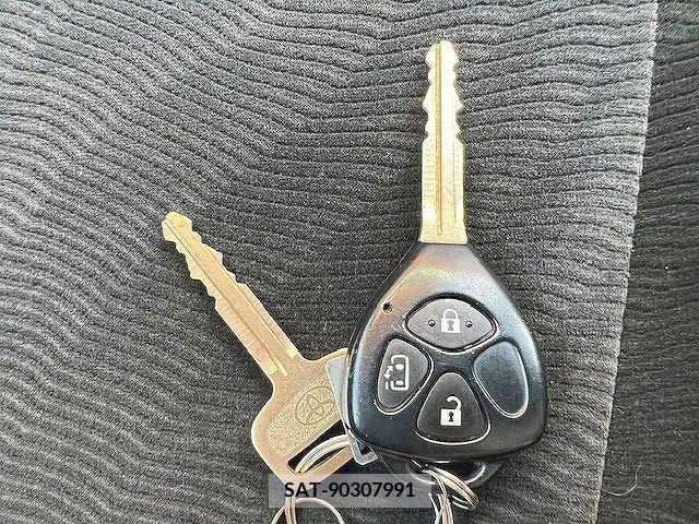 Toyota VOXY 2013-07 370355-23