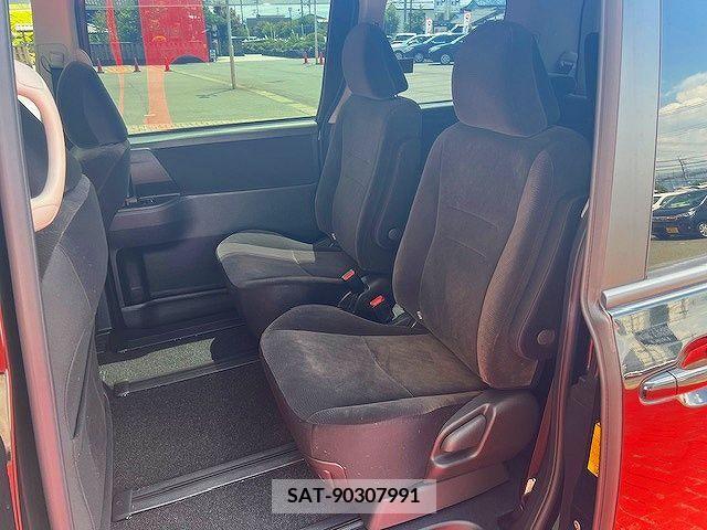 Toyota VOXY 2013-07 370355-18