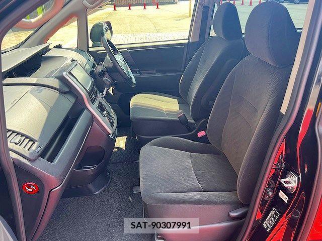 Toyota VOXY 2013-07 370355-12