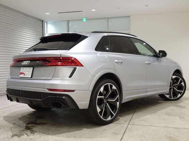 Audi RS Q8 2021-02 22040-1