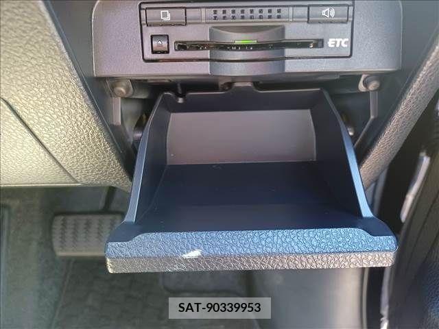 Toyota VOXY 2016-03 370325-23