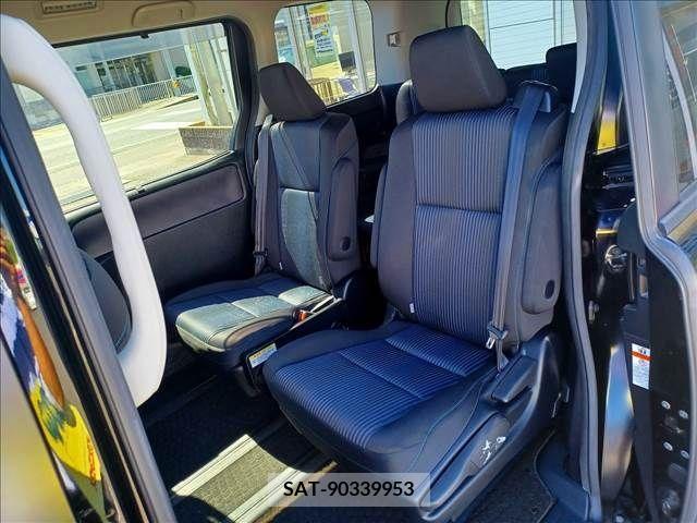 Toyota VOXY 2016-03 370325-4