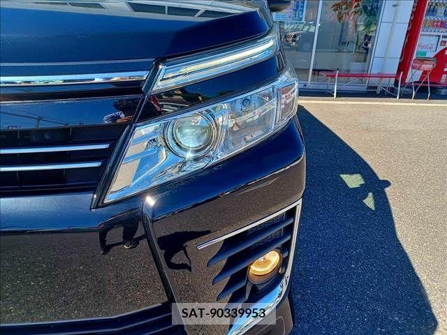 Toyota VOXY 2016-03 370325-27