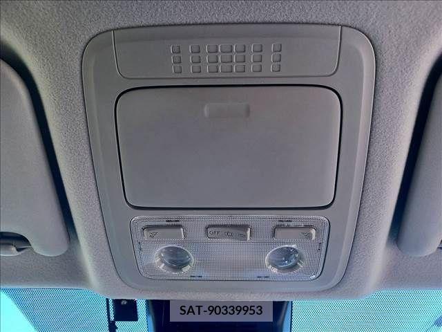 Toyota VOXY 2016-03 370325-21