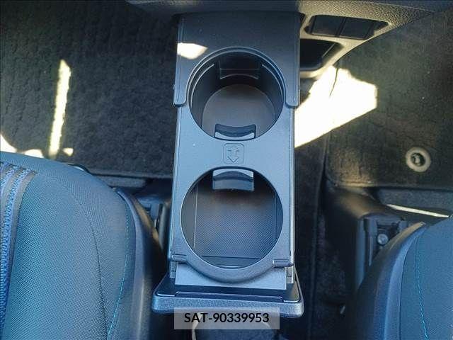 Toyota VOXY 2016-03 370325-24