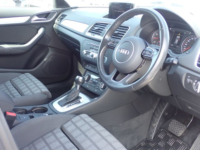 Audi Q3 2015-08 13193-1