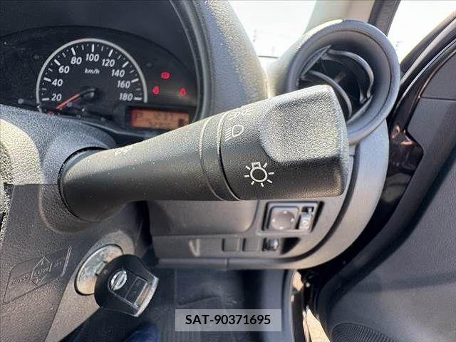 Nissan MARCH 2013-10 233959-5