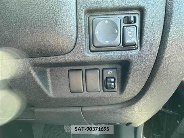Nissan MARCH 2013-10 233959-2