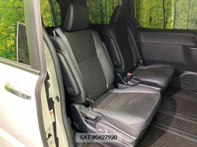 Toyota NOAH 2021-10 321654-3