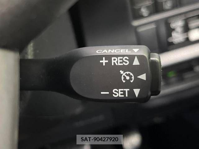 Toyota NOAH 2021-10 321654-1