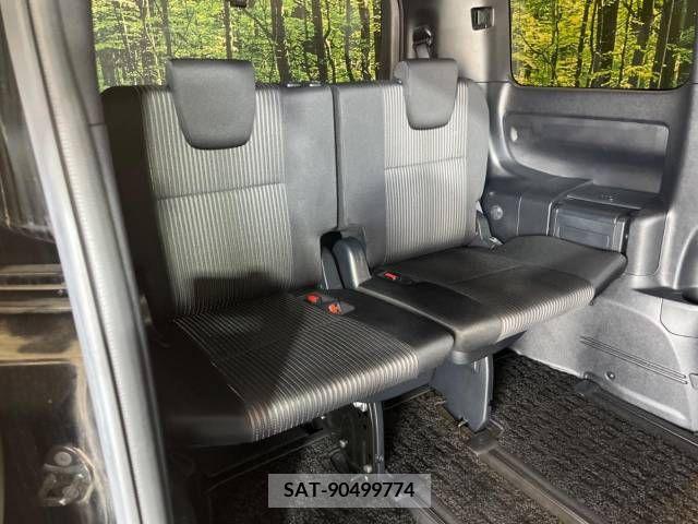 Toyota VOXY 2019-04 370408-10