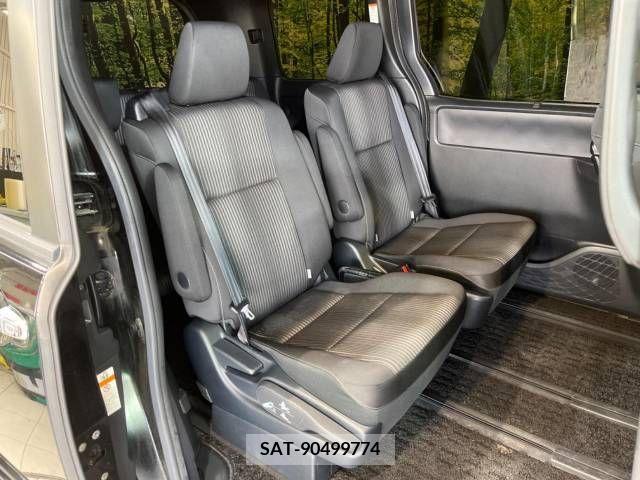 Toyota VOXY 2019-04 370408-9