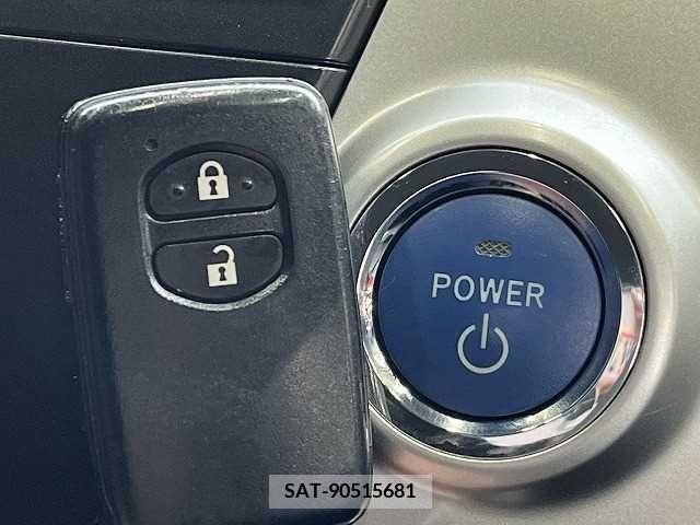 Toyota PRIUS ALPHA 2014-12 372728-4