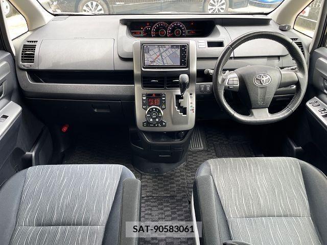 Toyota VOXY 2012-08 321337-1