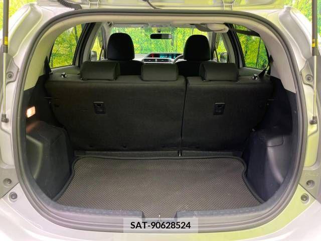Toyota AQUA 2013-06 349982-7