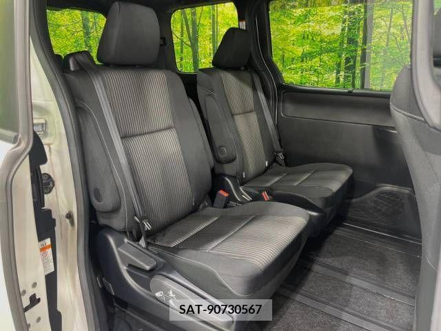 Toyota VOXY 2019-08 370392-8
