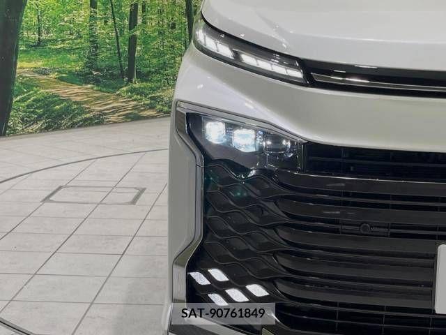 Toyota VOXY 2023-04 313584-12