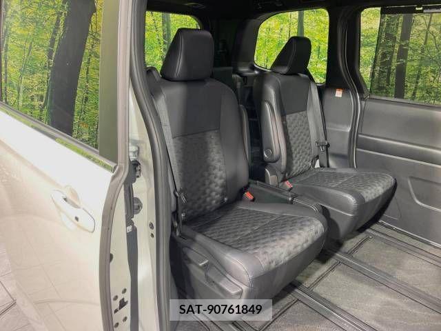 Toyota VOXY 2023-04 313584-10