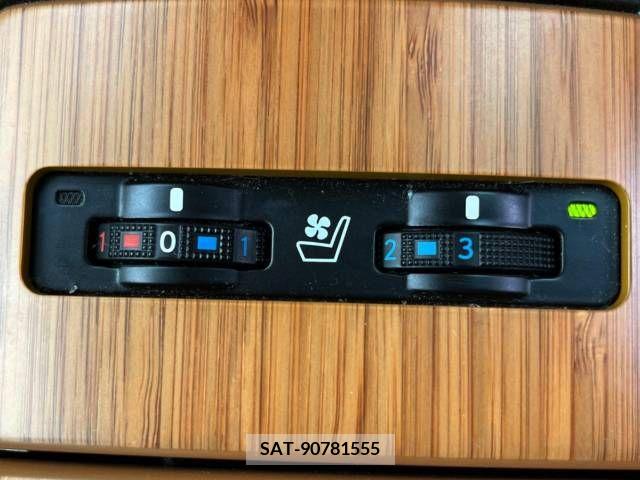 Lexus HS 2013-05 257214-5