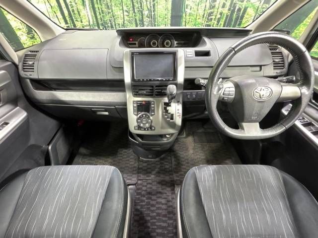 Toyota VOXY 2012-01 12736-1