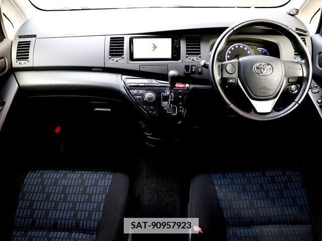 Toyota ISIS 2014-10 351265-1