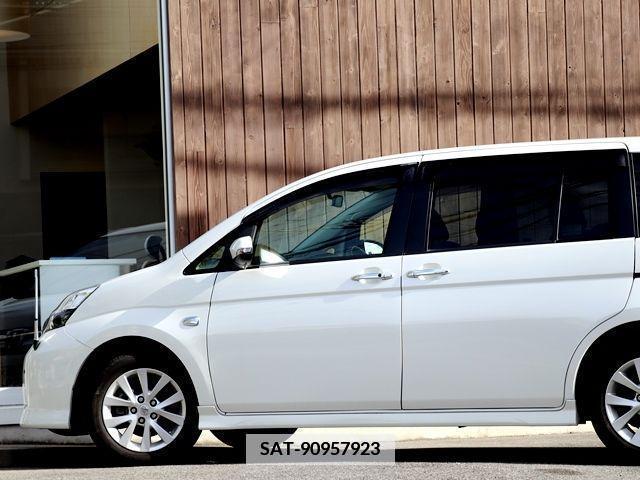 Toyota ISIS 2014-10 351265-7