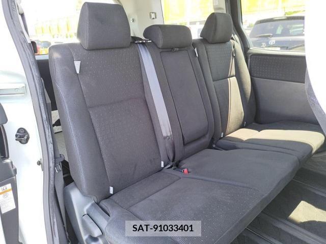 Toyota VOXY 2015-12 370493-23