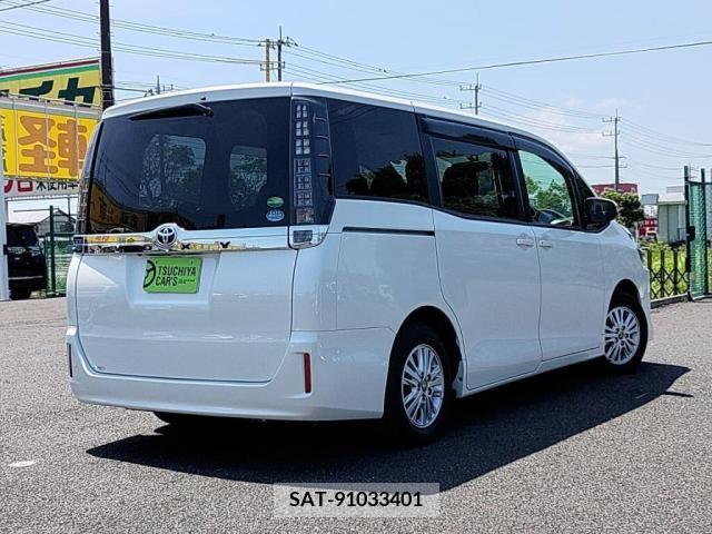 Toyota VOXY 2015-12 370493-1