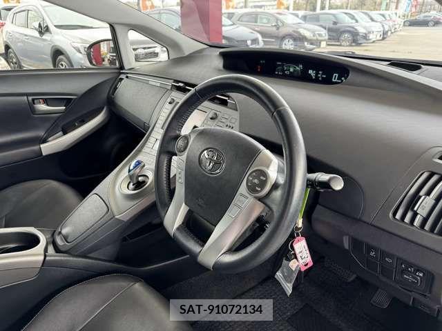 Toyota PRIUS 2013-09 233047-2