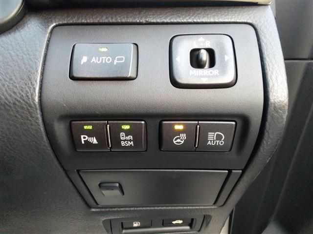 Lexus LS 2012-10 607-11
