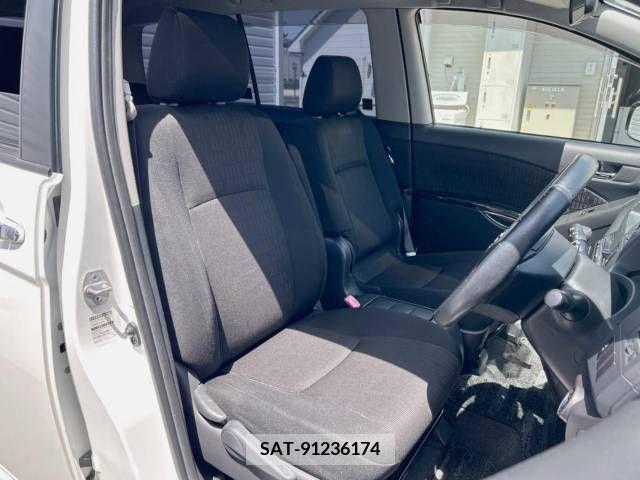 Toyota ISIS 2012-07 273122-10