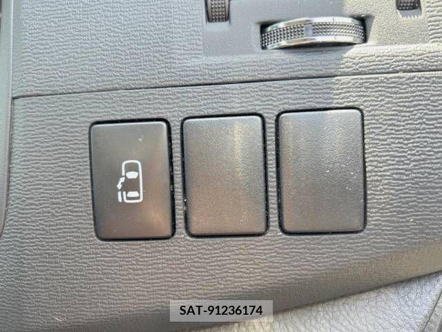 Toyota ISIS 2012-07 273122-14