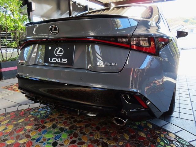 Lexus IS 2023-01 196336-1