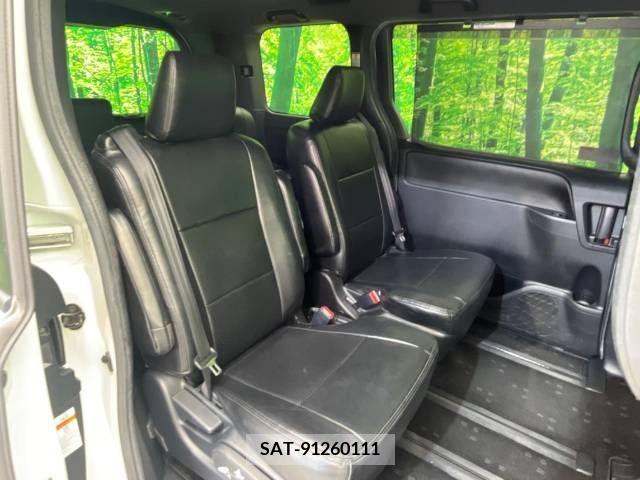 Toyota VOXY 2017-10 374599-9