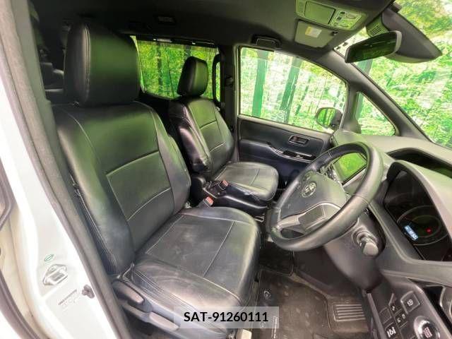 Toyota VOXY 2017-10 374599-8