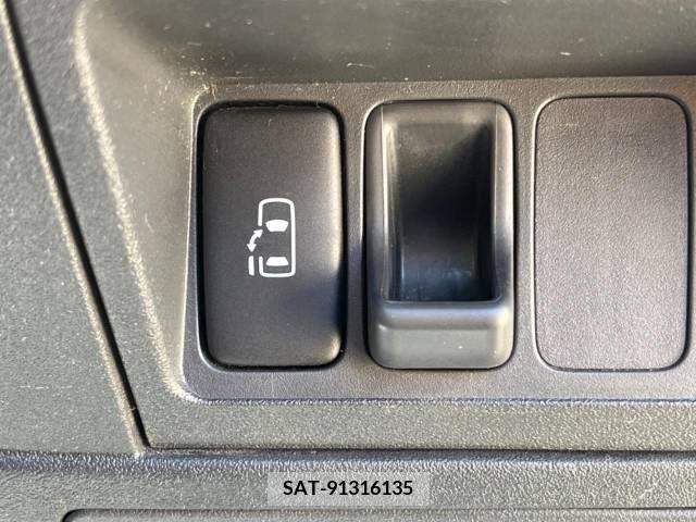 Toyota SIENTA 2011-11 251593-3
