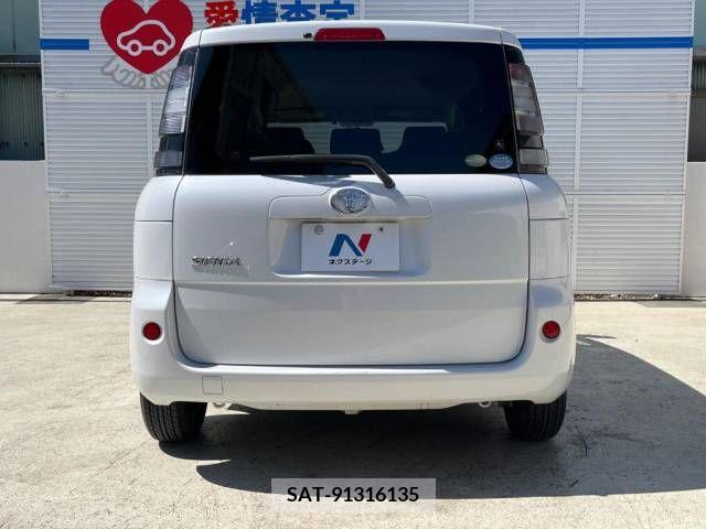 Toyota SIENTA 2011-11 251593-12