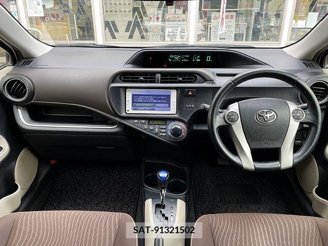 Toyota AQUA 2013-08 325932-1