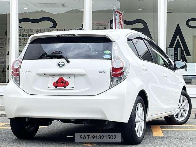 Toyota AQUA 2013-08 325932-2