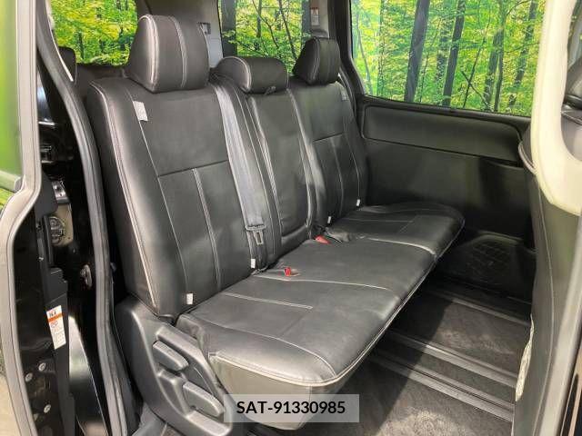 Toyota VOXY 2015-10 289146-9