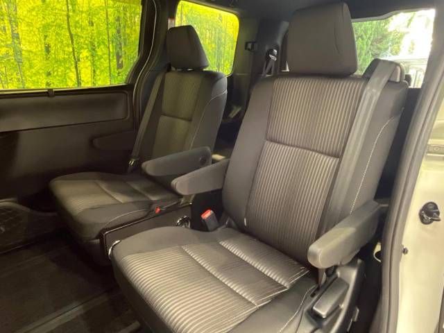 Toyota VOXY 2018-04 181078-10