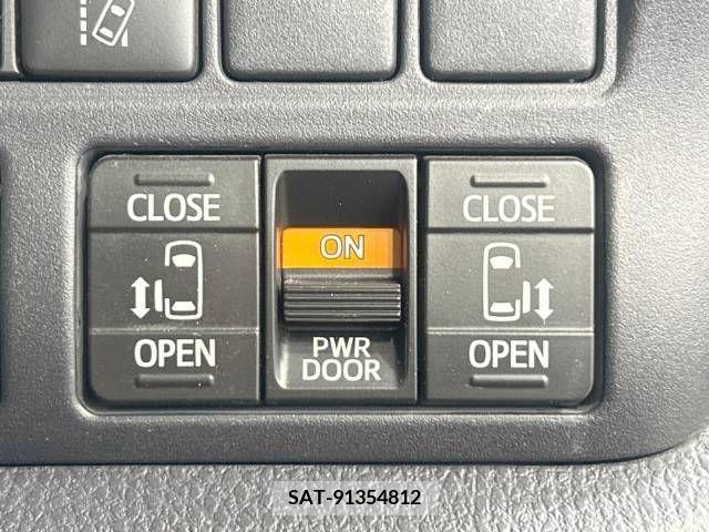 Toyota NOAH 2016-11 392814-4